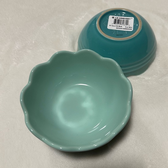 NWT Le Creuset Set of 2 Frill Bowls 5.5”/14cm in Color Cool Mint Scalloped Edges - Picture 5 of 6